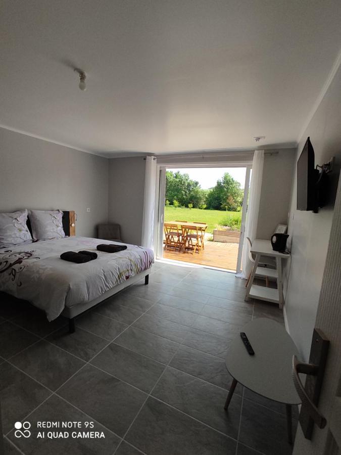 Au Pied Du Lariat Bed & Breakfast Leoville ภายนอก รูปภาพ