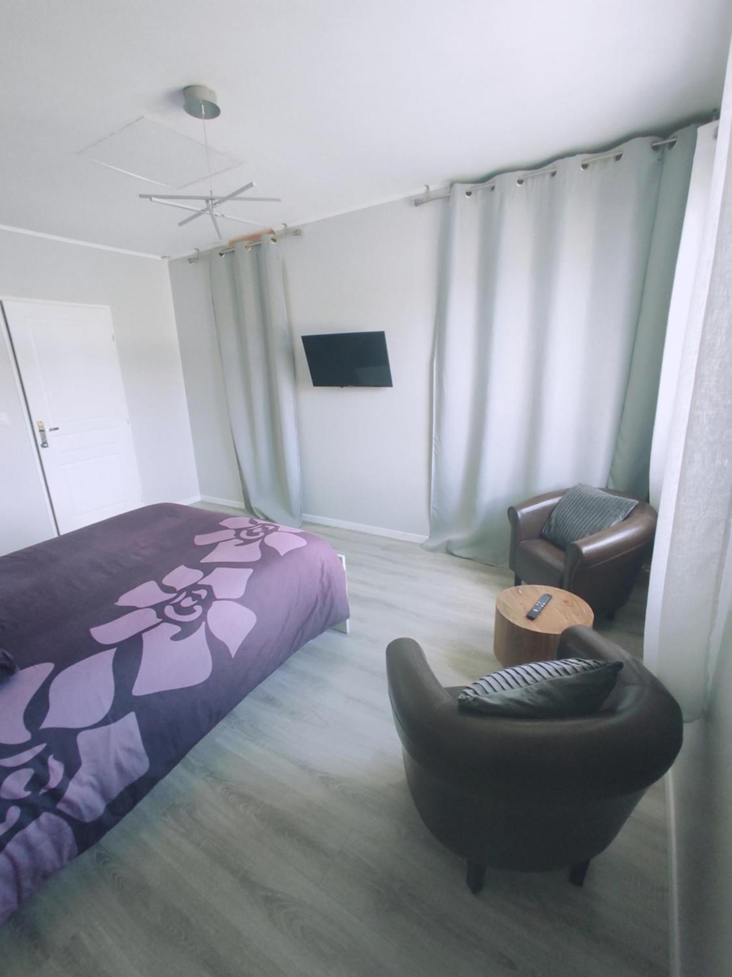 Au Pied Du Lariat Bed & Breakfast Leoville ภายนอก รูปภาพ