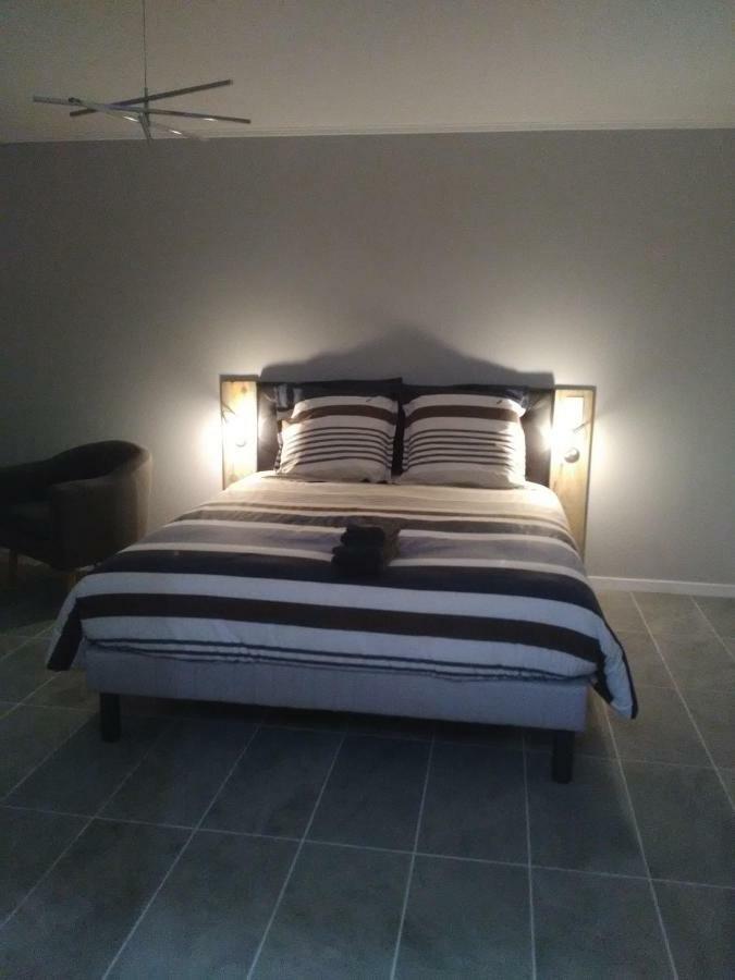Au Pied Du Lariat Bed & Breakfast Leoville ภายนอก รูปภาพ